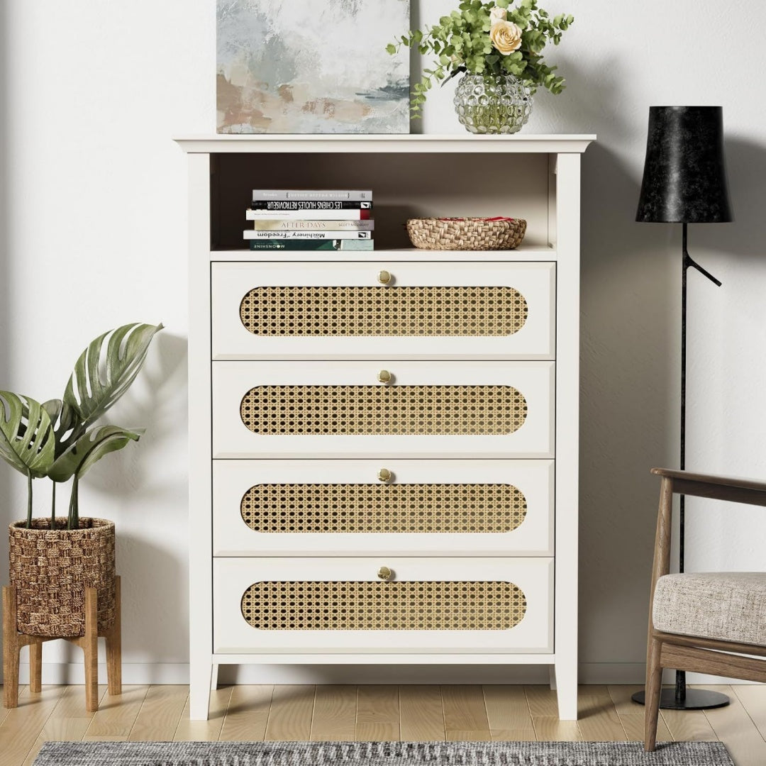 Das Sideboard vereint Schubladen mit Flechtoptik