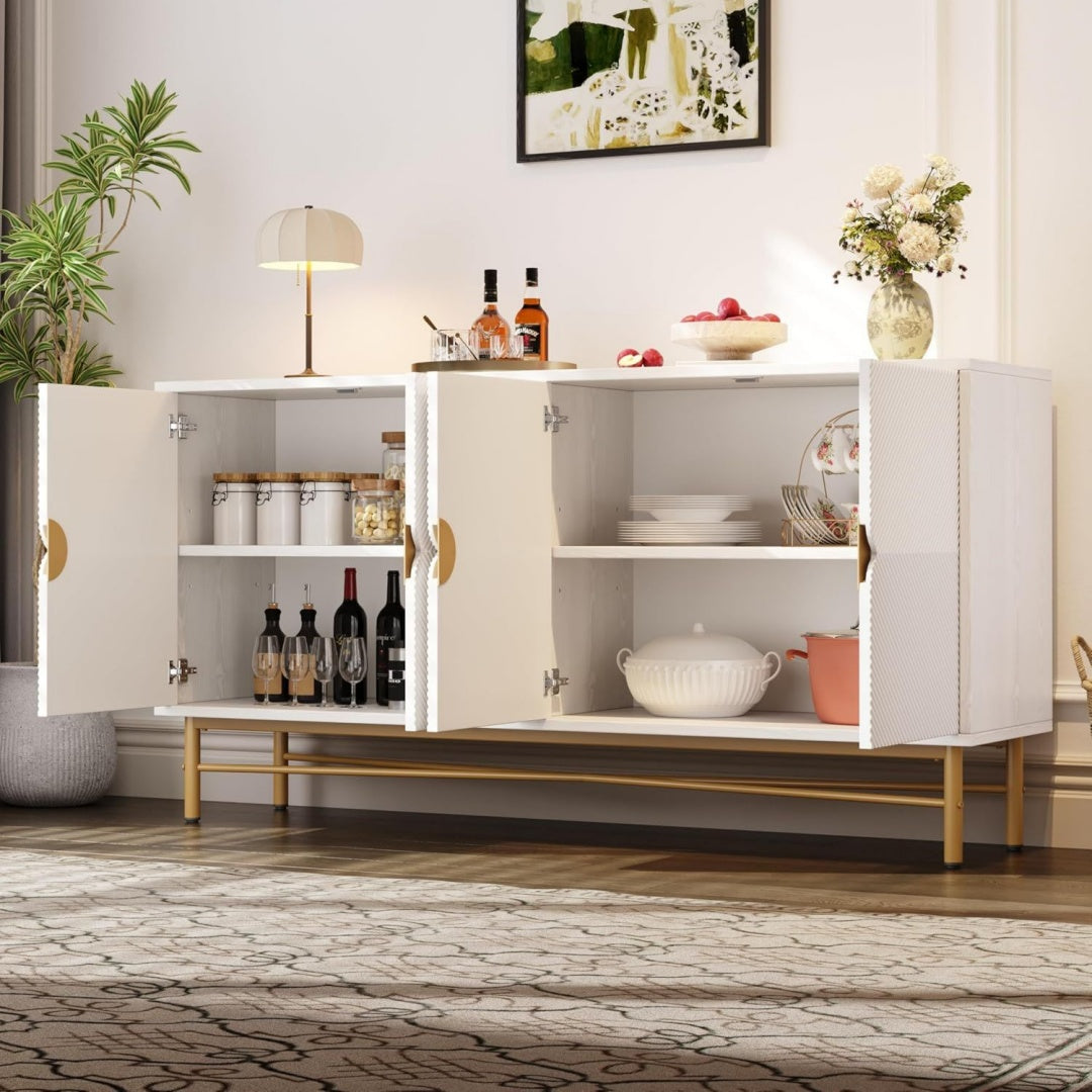 Glaenzende Oberflaechen und goldfarbene Griffe an dem Sideboard