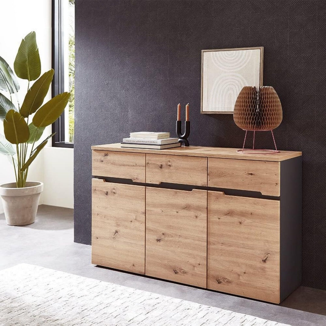 Sideboard verbindet sanft schliessende Fronten und verstellbare Ablagen