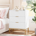 Reliefstrukturen ergaenzen das Sideboard