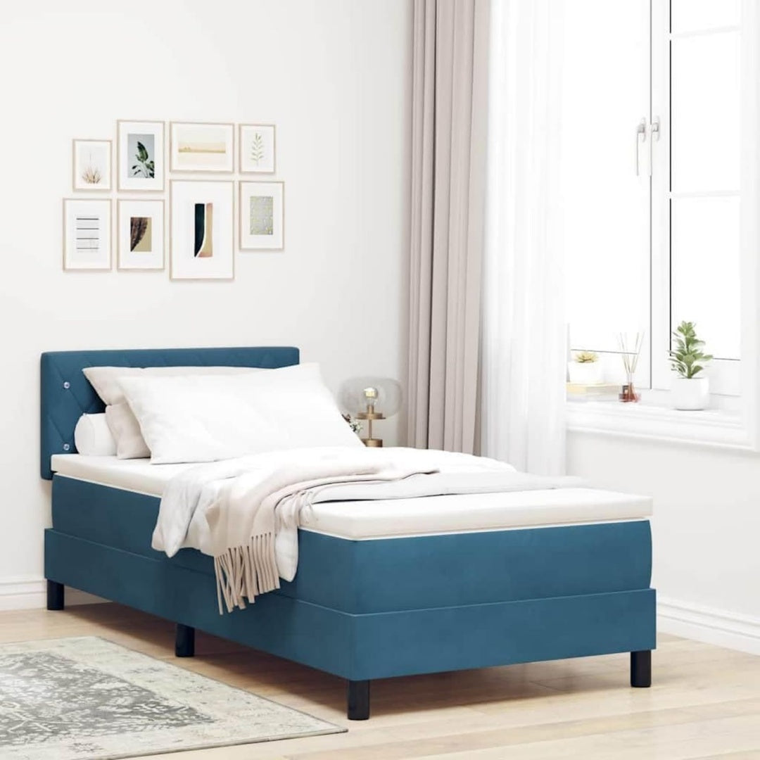 Das Boxspringbett nimmt mit 90 x 190 cm Gestalt an