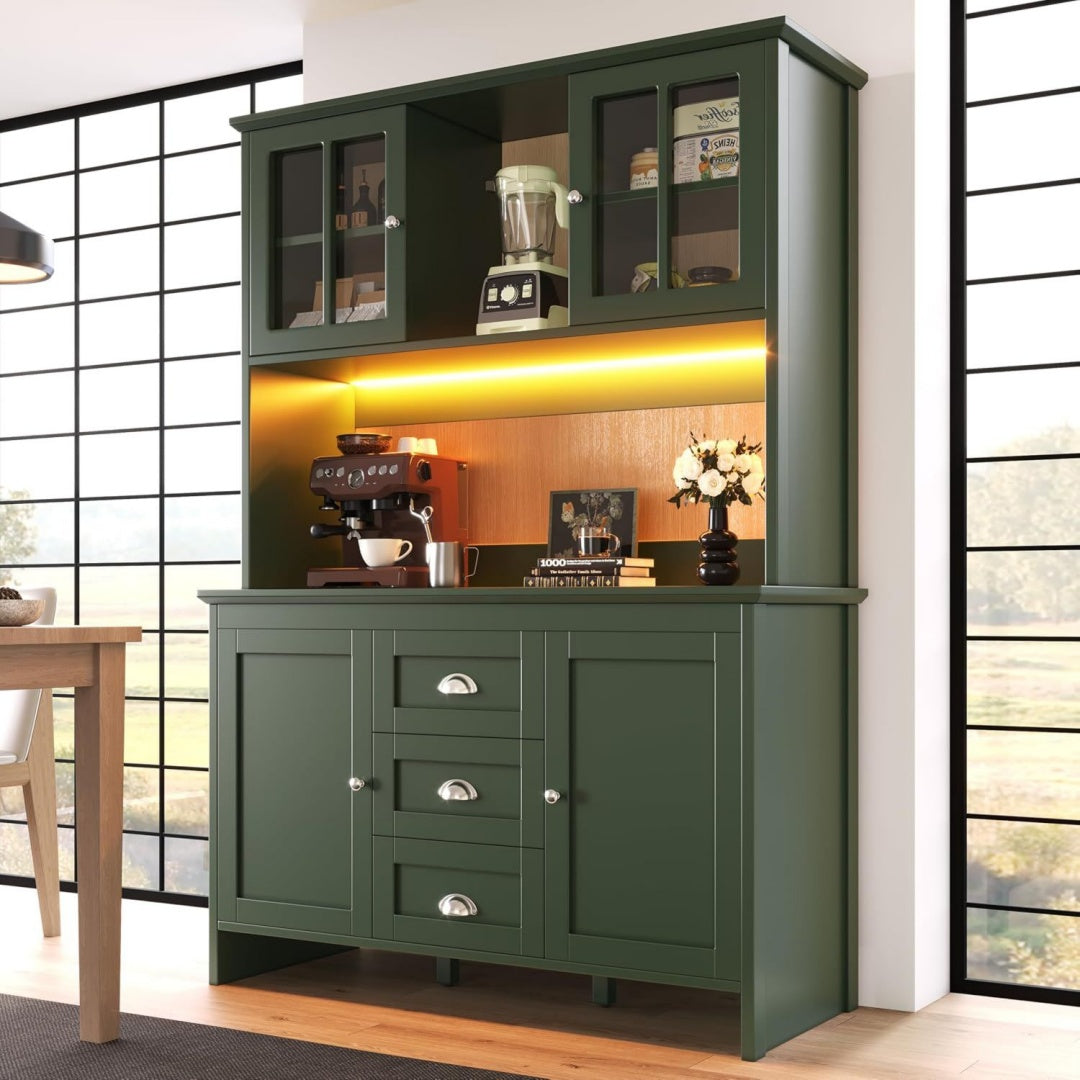 4 Tueren und 3 Schubladen an dem Hochschrank