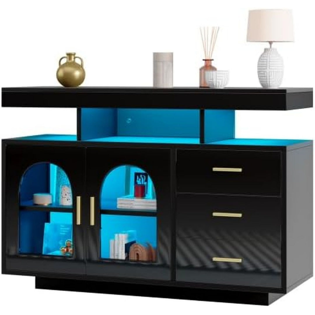 Offene Ablagen und glaenzende Oberflaechen an dem Sideboard