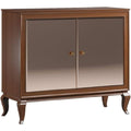 Ein Spiegel und geschlossenen Stauraum an dem Sideboard