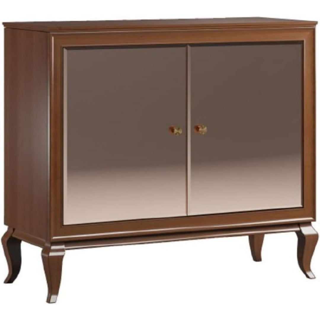 Ein Spiegel und geschlossenen Stauraum an dem Sideboard