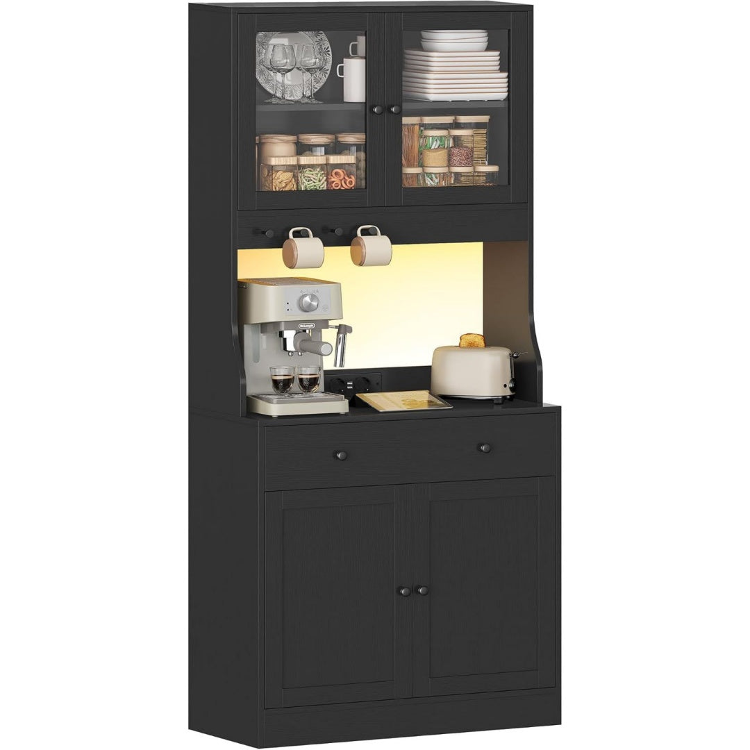 Glastueren praegen das Sideboard