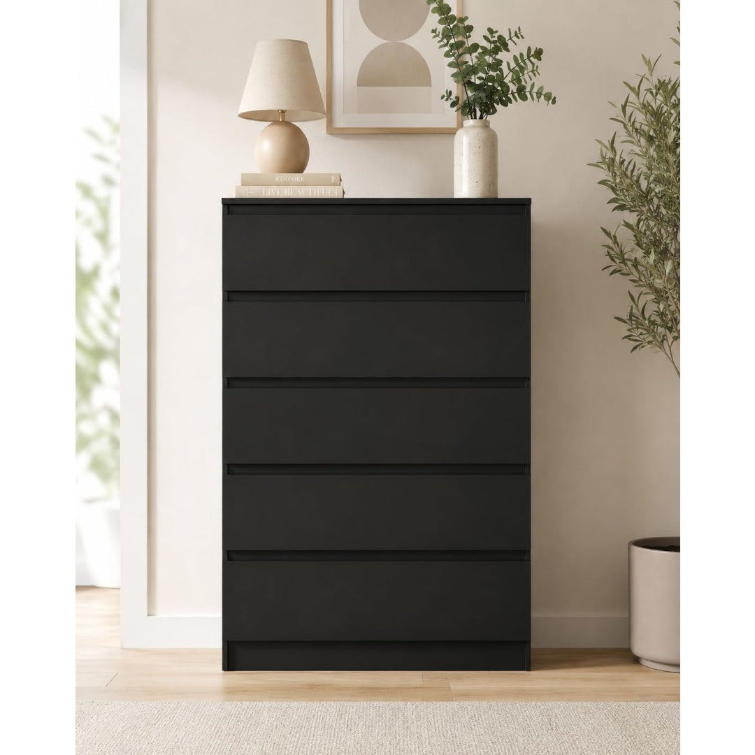 5 Schubladen und Schubladen an dem Hochschrank