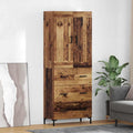 Der Hochschrank vereint Form und ein Metallgestell