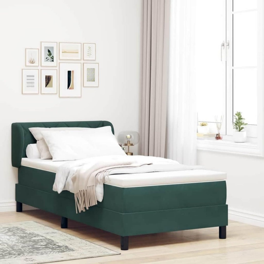 Samt und Massivholz bestimmt die Materialwahl fuer das Boxspringbett